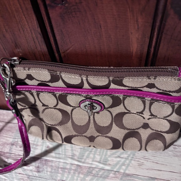 Coach signature C canvas wristlet - Picture 4 of 12